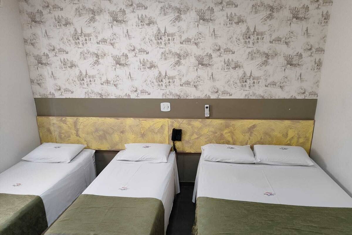 Habitación cuádruple clásica | Cortinas blackout, tabla de planchar con plancha y wifi gratis