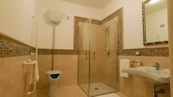 Doccia, set di cortesia gratuito, bidet, asciugamani