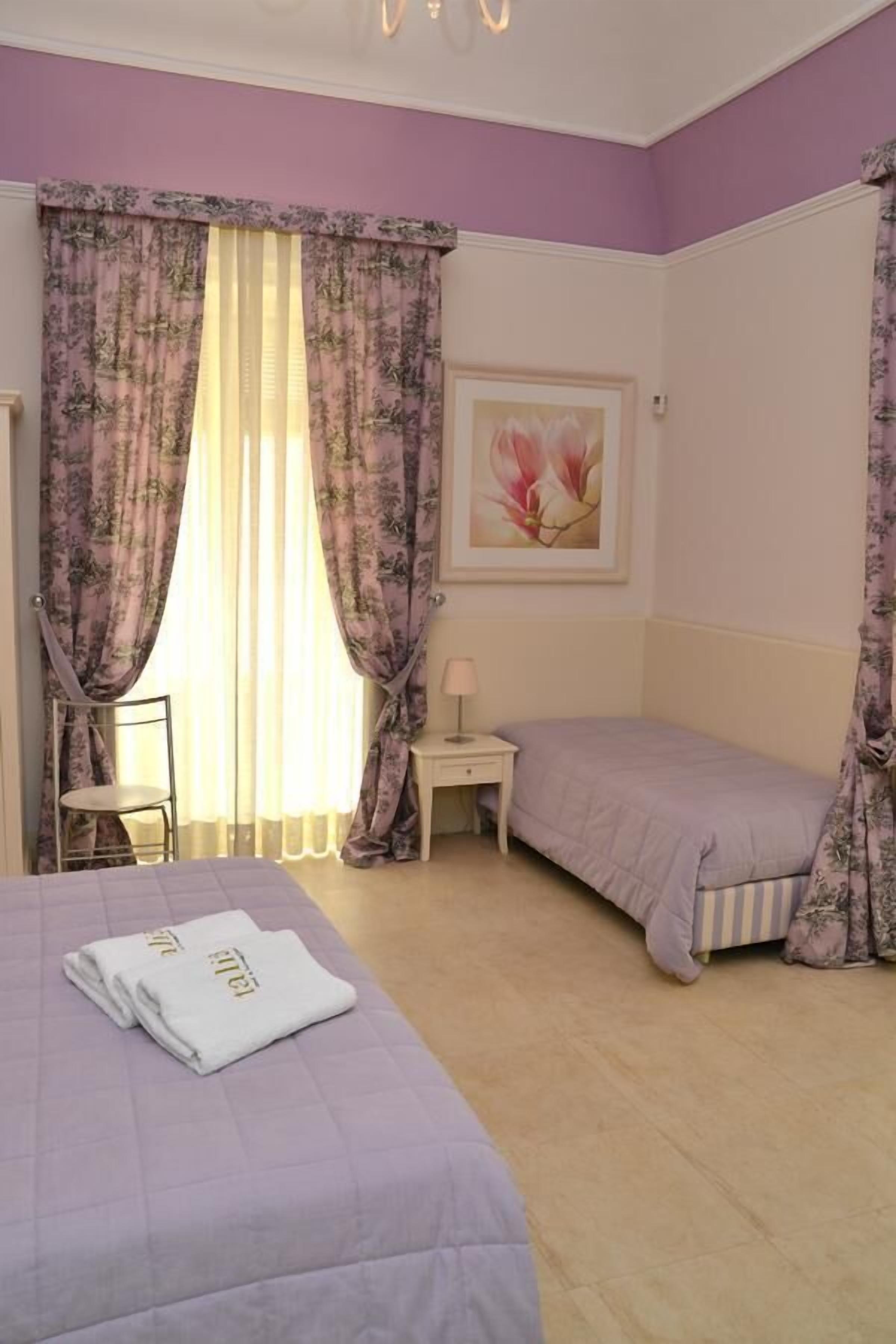 Camera tripla, balcone (Lilla) | Biancheria da letto di alta qualità, una cassaforte in camera