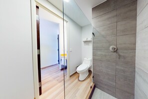Douche, sĂšche-cheveux, serviettes fournies, savon