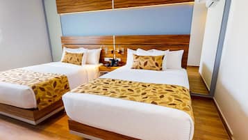 Habitación estándar, 2 camas matrimoniales, para no fumadores | Caja de seguridad en la habitación y decoración personalizada