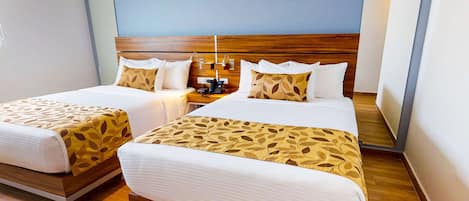 Habitación estándar, 2 camas matrimoniales, para no fumadores | Caja de seguridad en la habitación y decoración personalizada