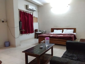 Hypo-allergenic bedding, desk, laptop workspace, free WiFi