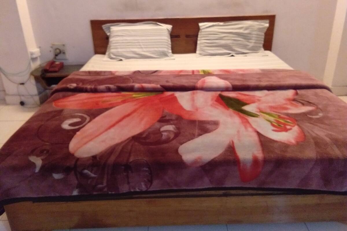Hypo-allergenic bedding, desk, laptop workspace, free WiFi