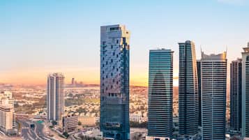 Paisagem urbana com edifícios altos modernos, incluindo um edifício com fachada singular.