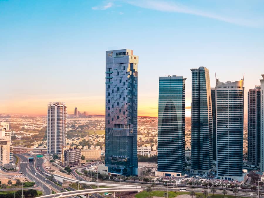 Un paysage urbain avec des immeubles modernes de grande hauteur, dont un bâtiment remarquable à la façade originale.