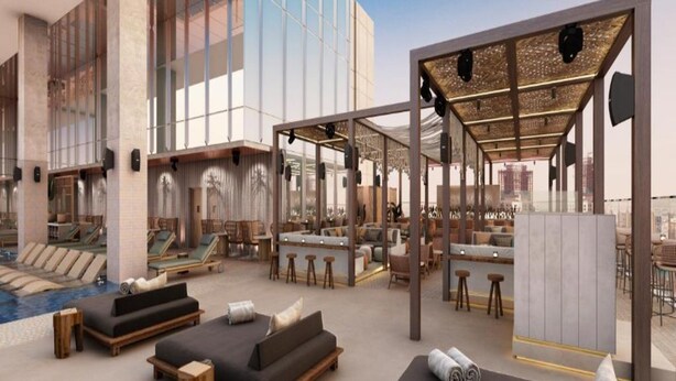 Eine Dachterrasse mit Außenbereich, einem Pool und einer Bar.