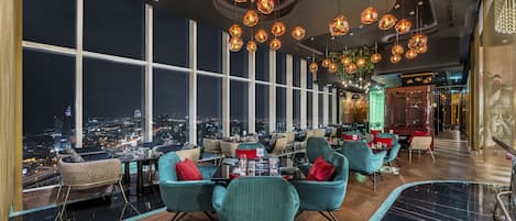 Serveert ontbijt, lunch, diner, Indische gerechten