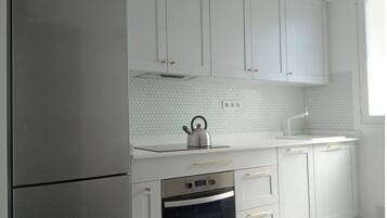 Coffee/tea maker, toaster