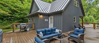 Hot Tub & WiFi - Intimate Cabin - Snuggle Inn