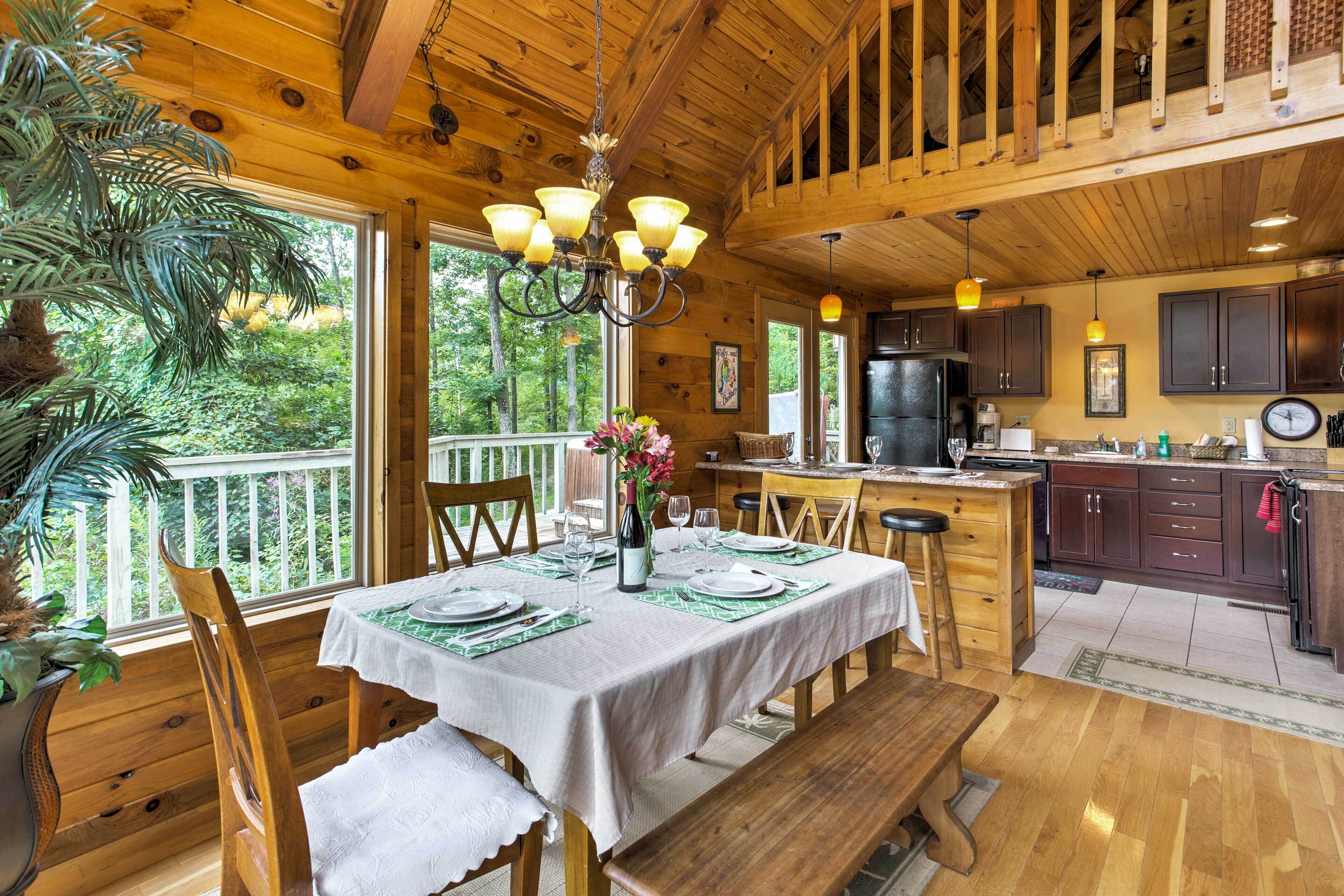 Hot Tub & WiFi - Large Family Cabin - Southern Comfort - Red River Gorge, Kentucky!