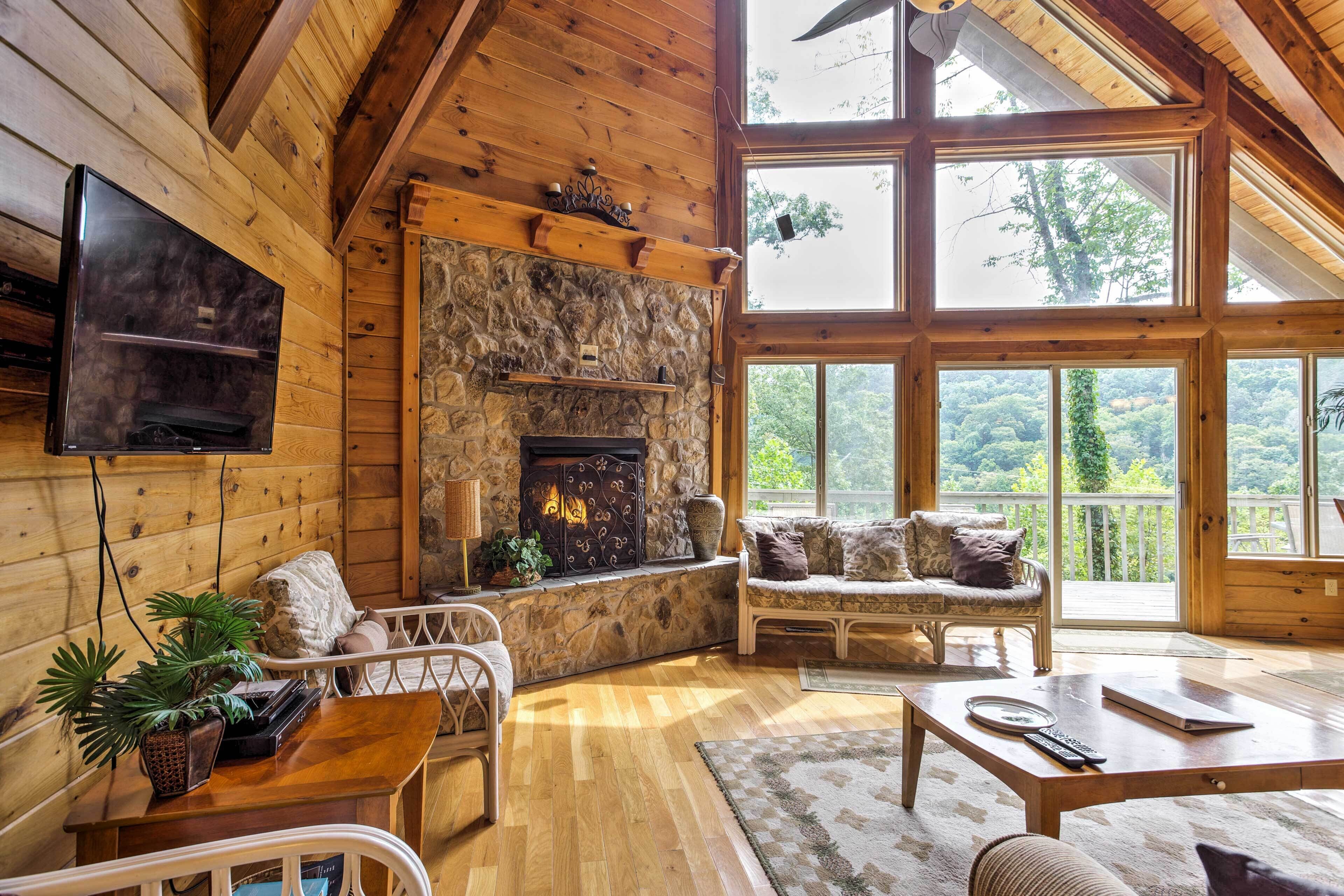 Hot Tub & WiFi - Large Family Cabin - Southern Comfort - Red River Gorge, Kentucky!