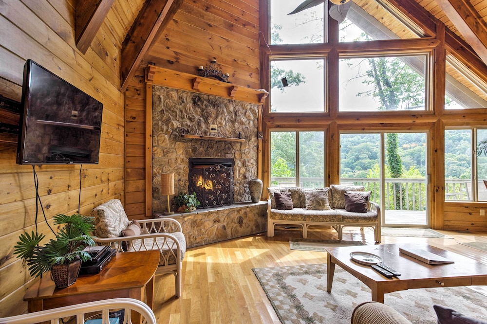 Hot Tub & WiFi - Large Family Cabin - Southern Comfort - Red River Gorge, Kentucky!