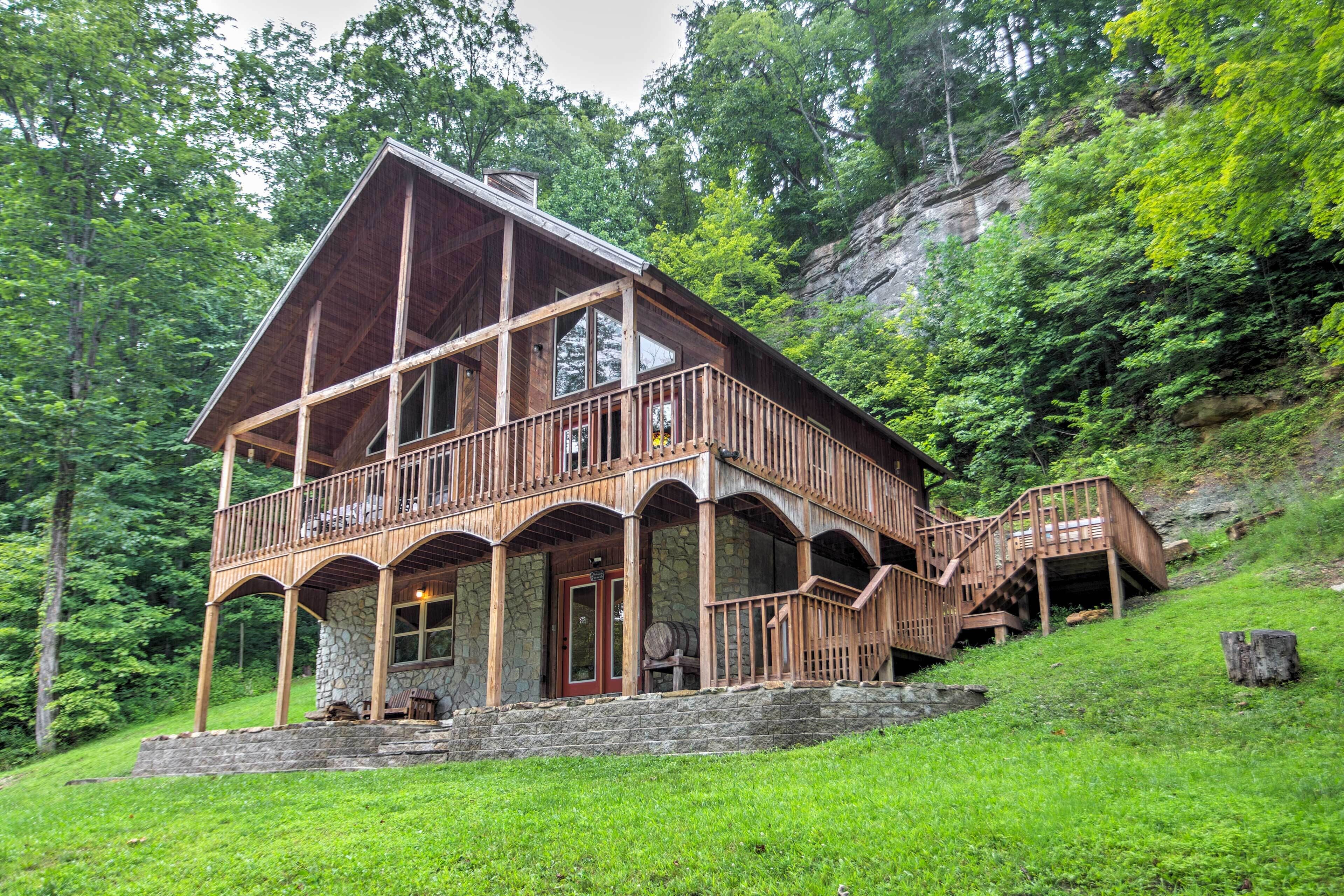 Hot Tub, WiFi - Family Cabin - Wine Cellar - 300 acres in Red River Gorge, Kentucky!