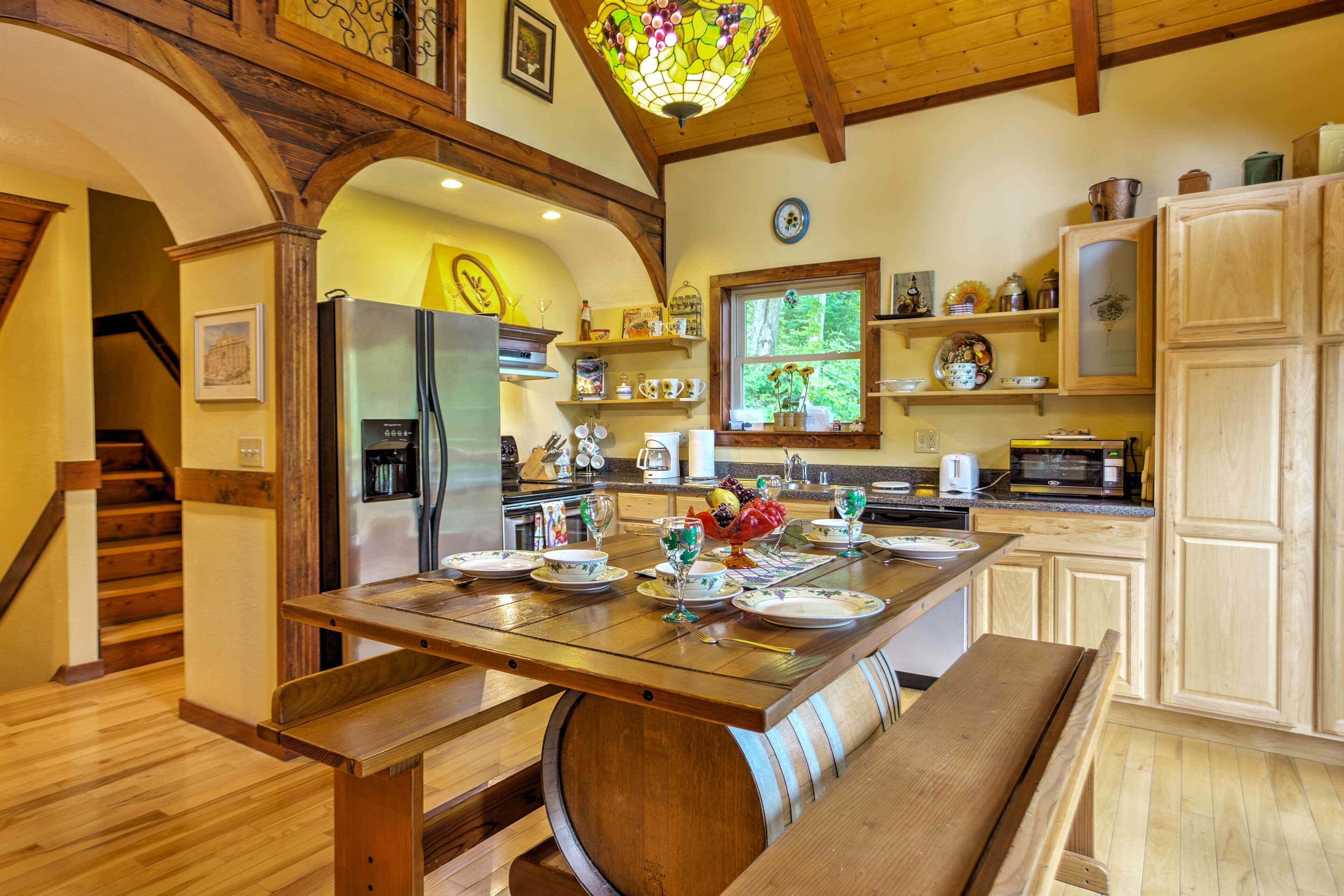 Hot Tub, WiFi - Family Cabin - Wine Cellar - 300 acres in Red River Gorge, Kentucky!