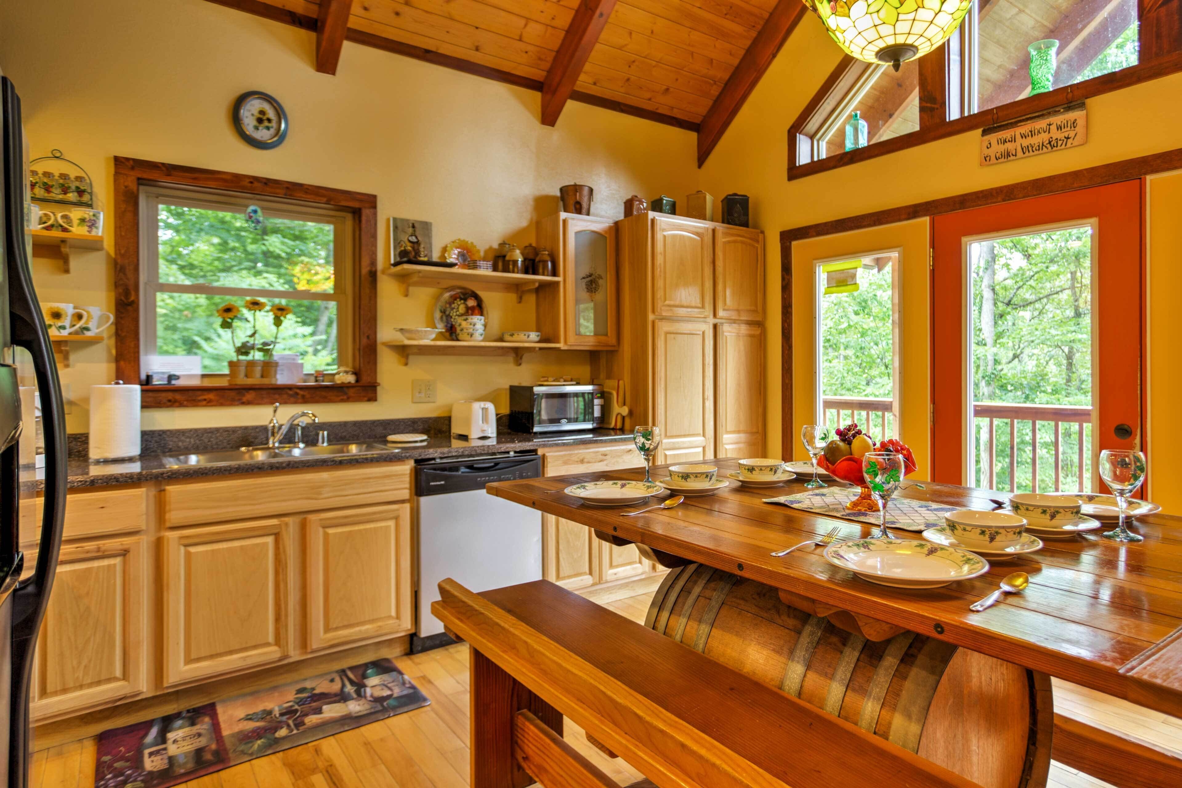 Hot Tub, WiFi - Family Cabin - Wine Cellar - 300 acres in Red River Gorge, Kentucky!