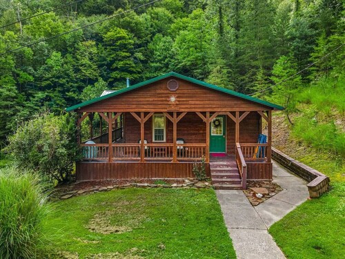 'Sundance' 2BR Red River Gorge Cabin w / Hot Tub!