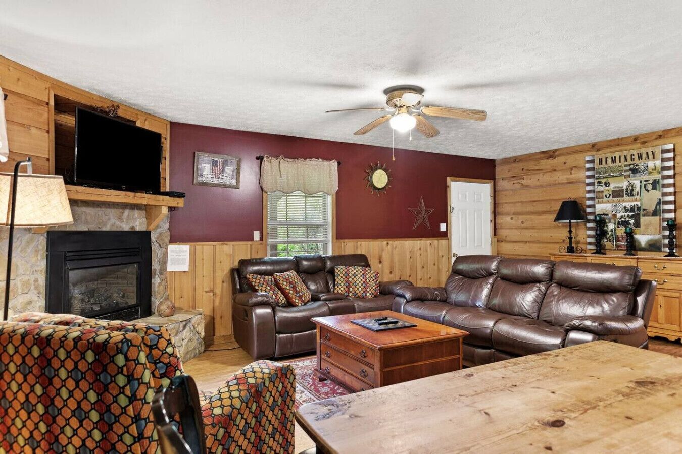 Télévision, cheminée, lecteur de DVD, vidéothèque