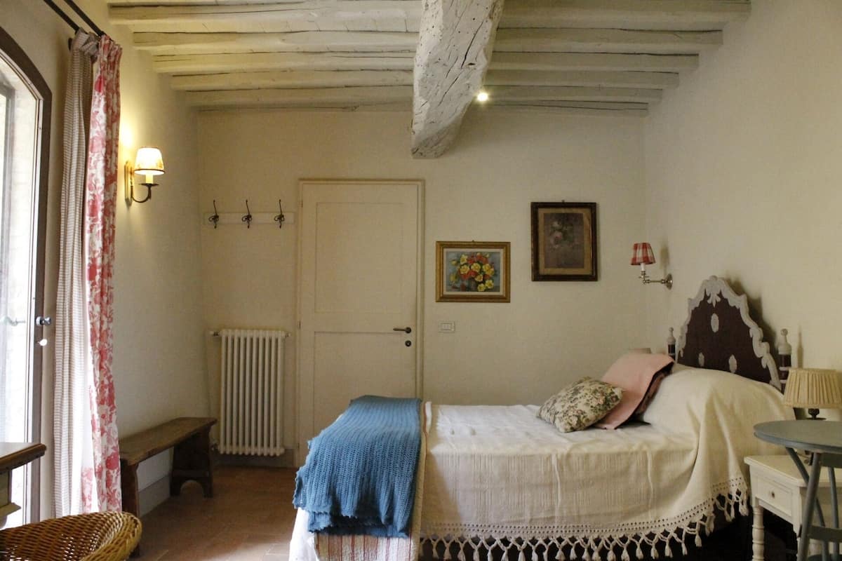 Comfort Room, 1 Queen Bed, Non Smoking, Courtyard View | 1 bedroom, individually decorated, individually furnished, desk