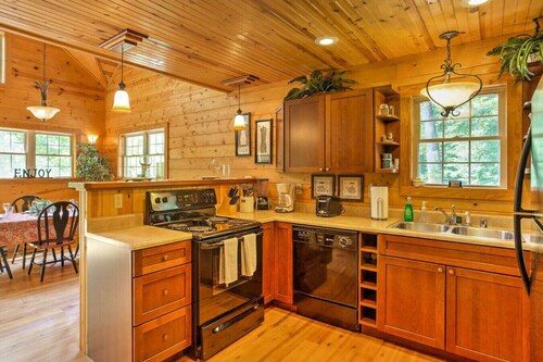 2BR Red River Gorge 'Mane Stay Cabin' w / Hot Tub!