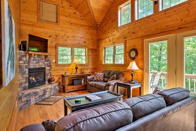 ManeStay- Pet Friendly, Hot Tub, Firepit, 10 mins from Natural Bridge