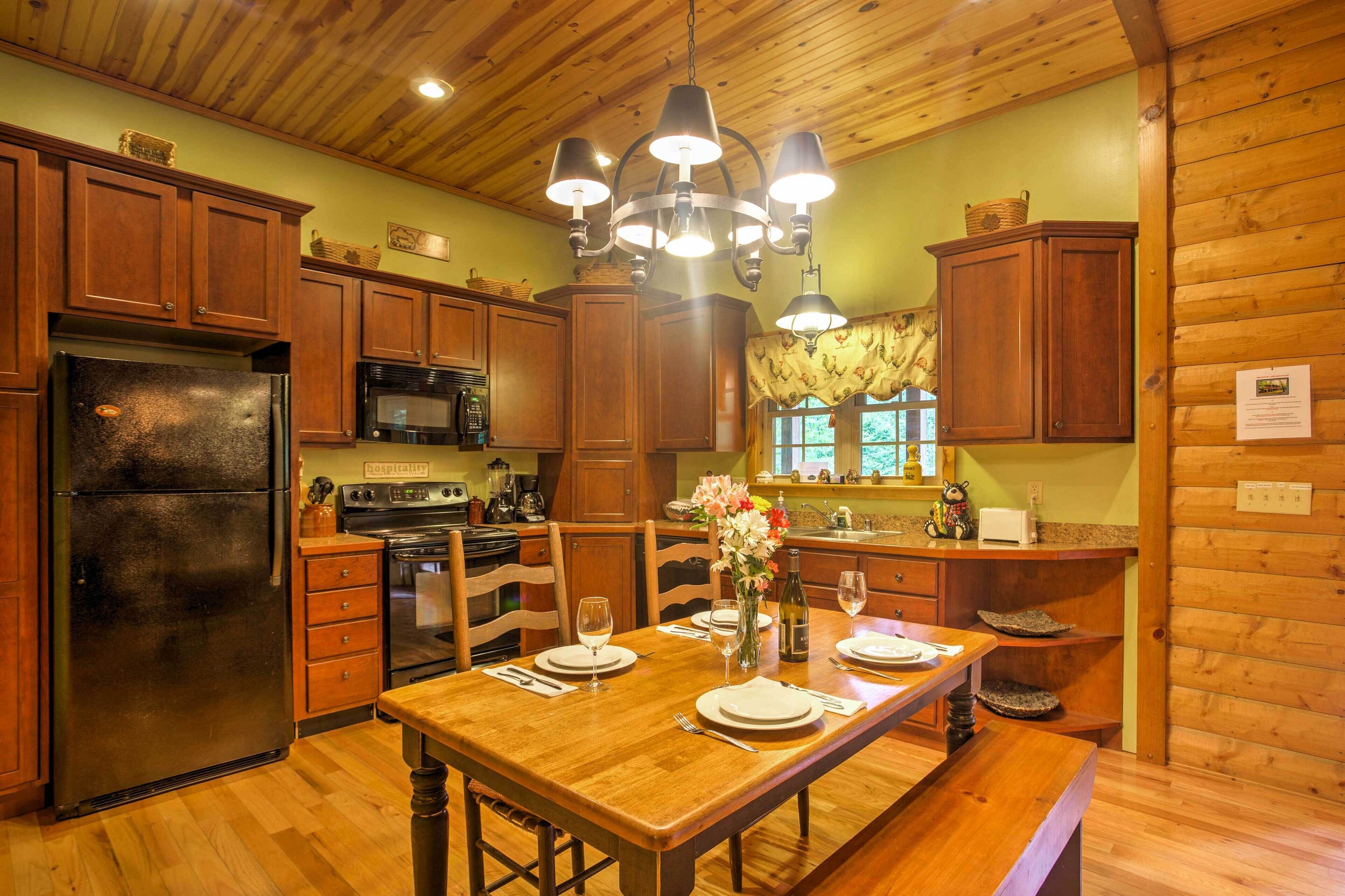 Hot Tub, WiFi - Woodsman - Rugged Rustic Cabin - Red River Gorge, Kentucky!