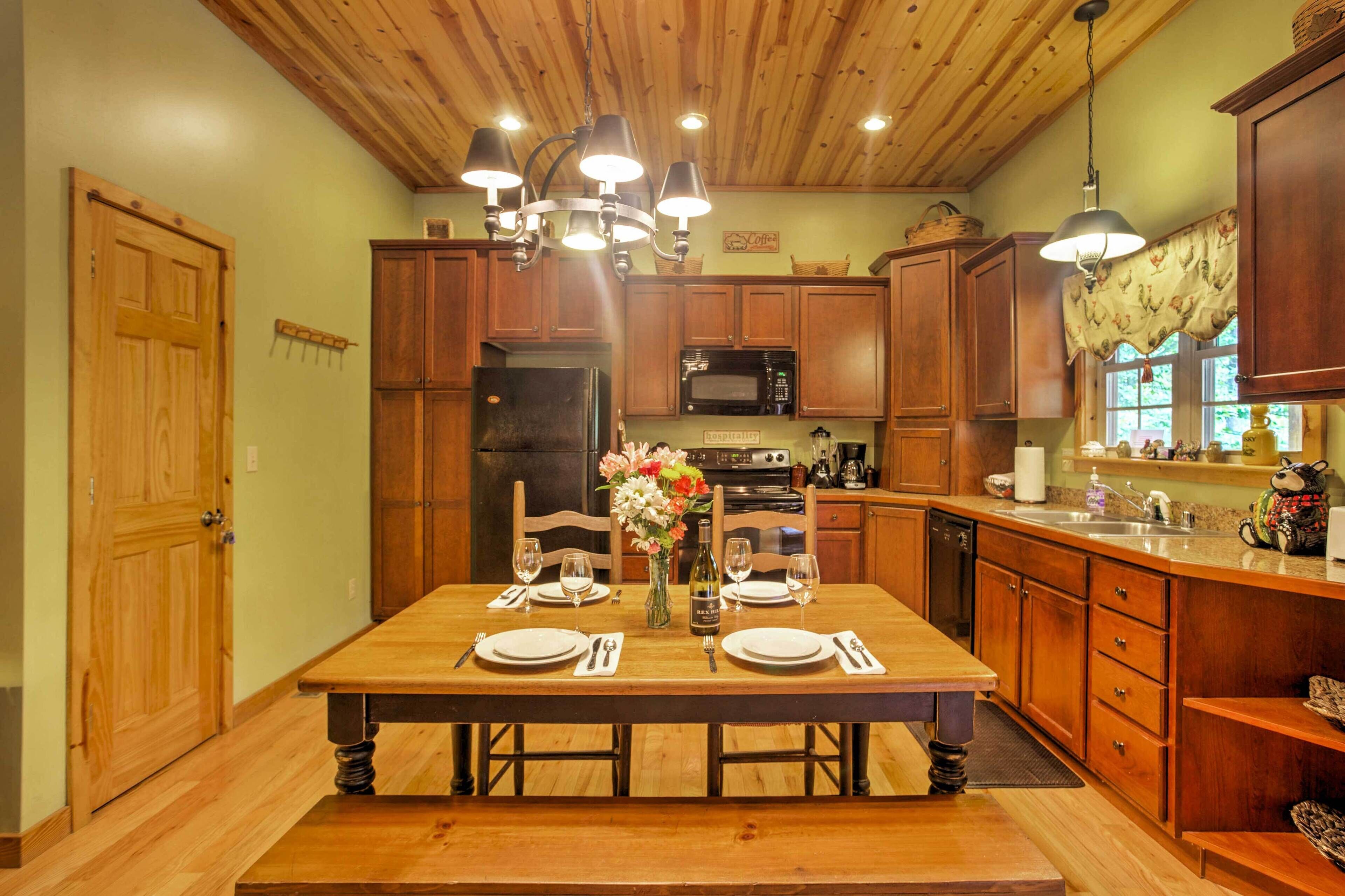 Hot Tub, WiFi - Woodsman - Rugged Rustic Cabin - Red River Gorge, Kentucky!