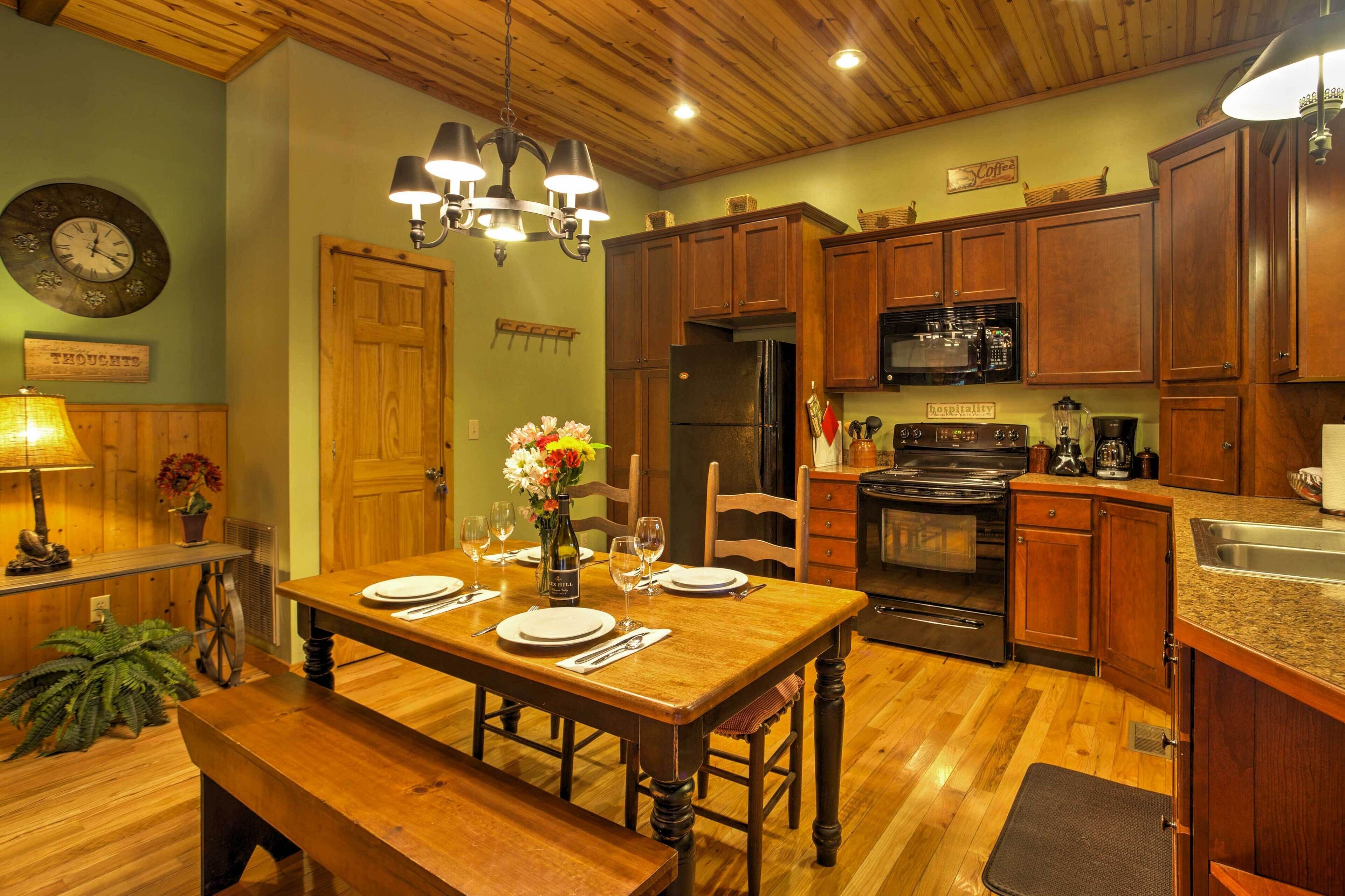 Hot Tub, WiFi - Woodsman - Rugged Rustic Cabin - Red River Gorge, Kentucky!