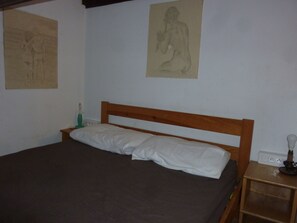 2 bedrooms, iron/ironing board, bed sheets, wheelchair access