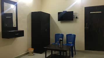Standard Room | Desk