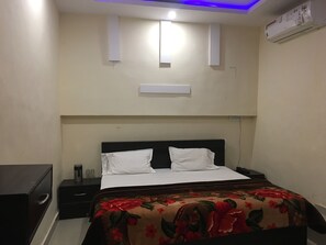 Deluxe Room | Desk