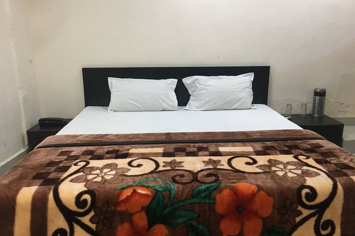 Deluxe Room | Desk