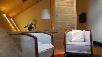 Comfort Studio Suite | Living area | 29-inch LED TV with digital channels, TV