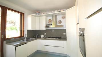 Réfrigérateur, lave-vaisselle, congélateur, tables à manger