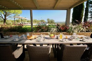 Outdoor dining - POGGIO AL SOLE - Five Bedroom Villa, Sleeps 10 (Siena)