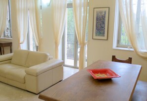 Télévision, livres, chaîne hi-fi