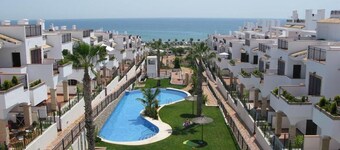 Residencial Azul Beach 2, Бунгало с садом и бассейном