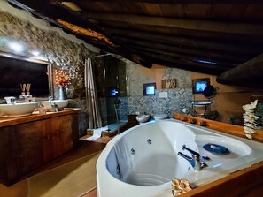 Deluxe Suite, Jetted Tub (Pasolini) | Bathroom | Free toiletries, hair dryer, bidet, towels - La Mora Exclusive a Moricone (Moricone)