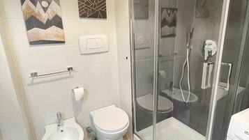 Bathtub, hair dryer, bidet, towels