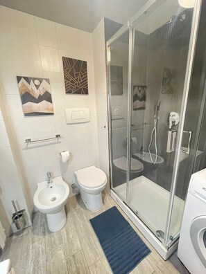 Bañera, secador de pelo, bidet, toallas