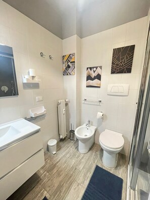 Tina, secadora de cabello, bidet, toallas