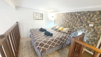 3 quartos, escrivaninha, ferros/tábuas de passar roupa