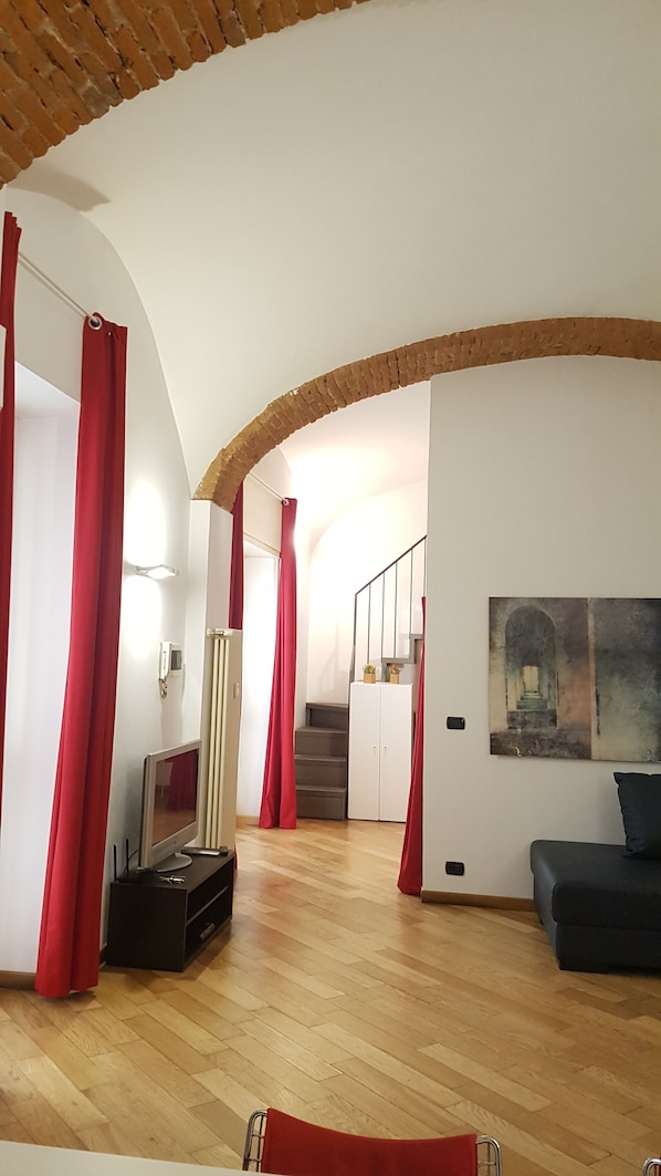 Apartment, 2 Schlafzimmer, Zwischengeschoss | Wohnbereich | 32-Zoll-Flachbildfernseher mit Digitalempfang, Fernseher