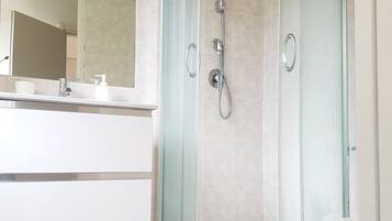 Appartement, 1 slaapkamer | Badkamer met douche