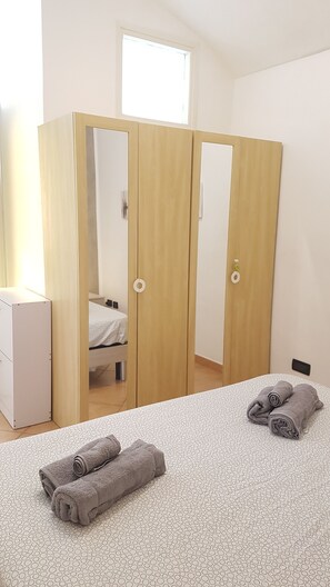 1 habitación, escritorio, tabla de planchar con plancha y wifi gratis 