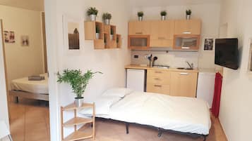 Departamento, 1 habitación | Cocineta privada | Refrigerador con congelador, microondas y parrilla de estufa