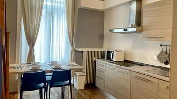 Apartament, 1 dormitori | Cuina privada | Frigorífic gran, microones, placa de cuina i rentaplats