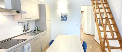 Apartament, 1 dormitori | Cuina privada | Frigorífic gran, microones, placa de cuina i rentaplats