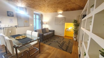 Appartement, 2 chambres | Salle de séjour | Télévision à écran plat, lecteur de DVD