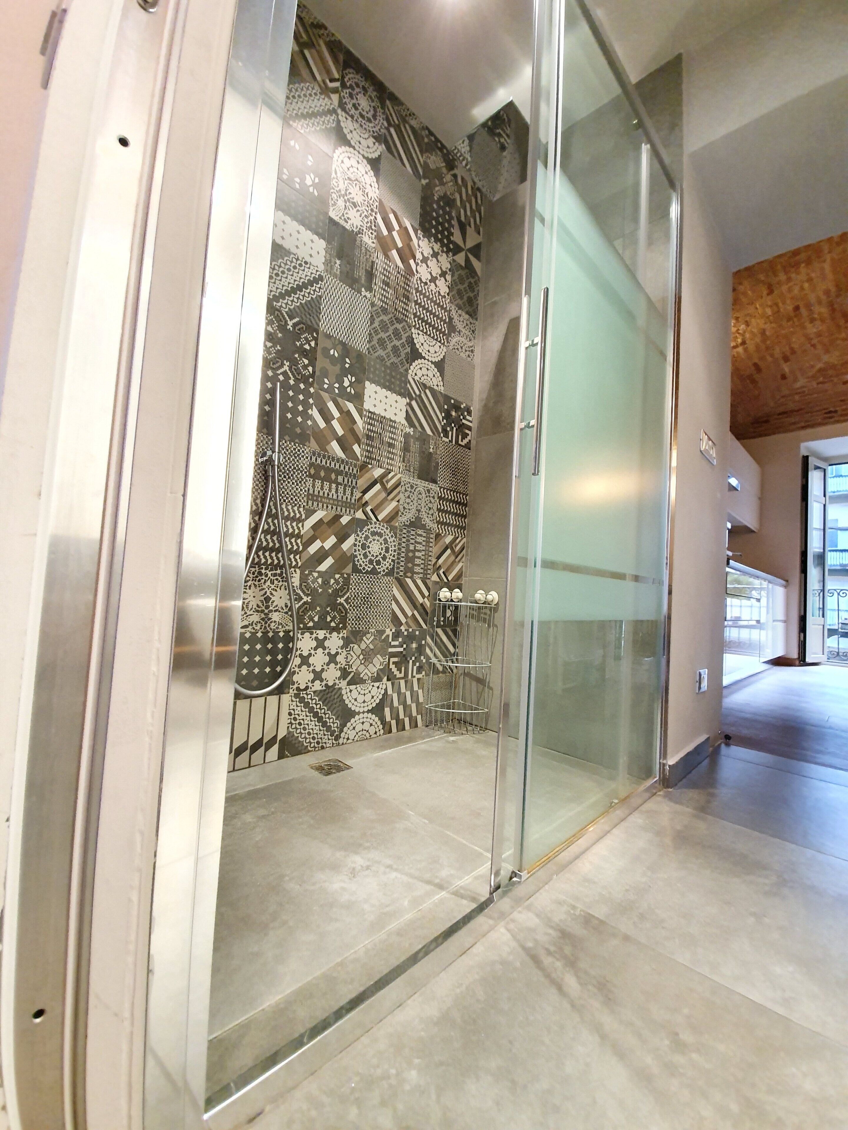 Appartement, 2 chambres | Douche de la salle de bain